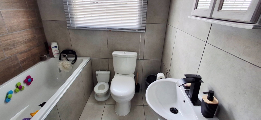 2 Bedroom Property for Sale in Langenhovenpark Free State
